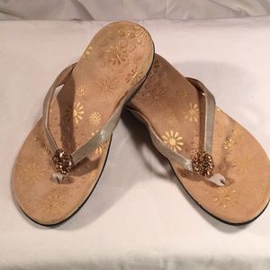 Women’s Vionic flip flop sandals. Size 6. Gold